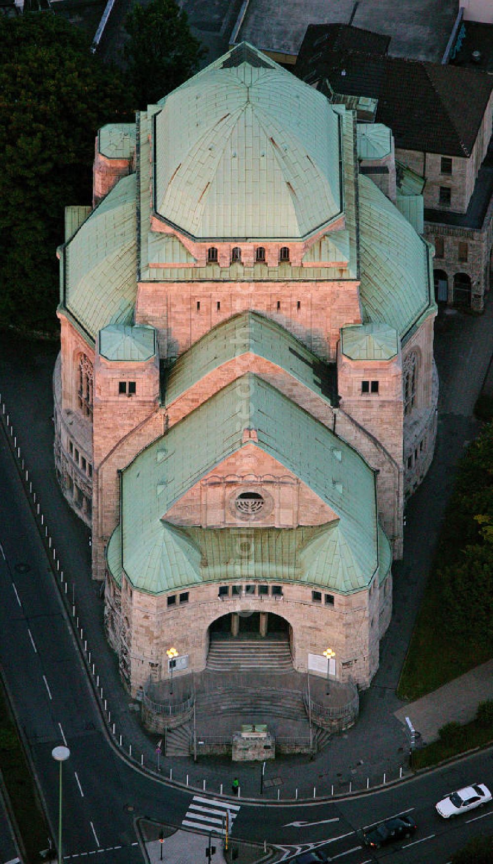 Aerial photograph Essen - Blick auf die Alte Synagoge in Essen. Das Gebäude gehört zu den größten, besterhaltenen und architektonisch beeindruckenden Zeugnissen jüdischer Kultur der Vorkriegszeit in Deutschland. 2008 beschloss die Stadt Essen die Alte Synagoge zum Haus jüdischer Kultur weiterzuentwickeln und ist seitdem eine Begegnungs- und Gedenkstätte. View of the Old Synagogue in Essen. The building is one of the largest, best preserved and most architecturally impressive evidence of the prewar Jewish culture in Germany. 2008, the city decided to develope the old synagogue into an open house for meetings and discussions of Jewish culture.