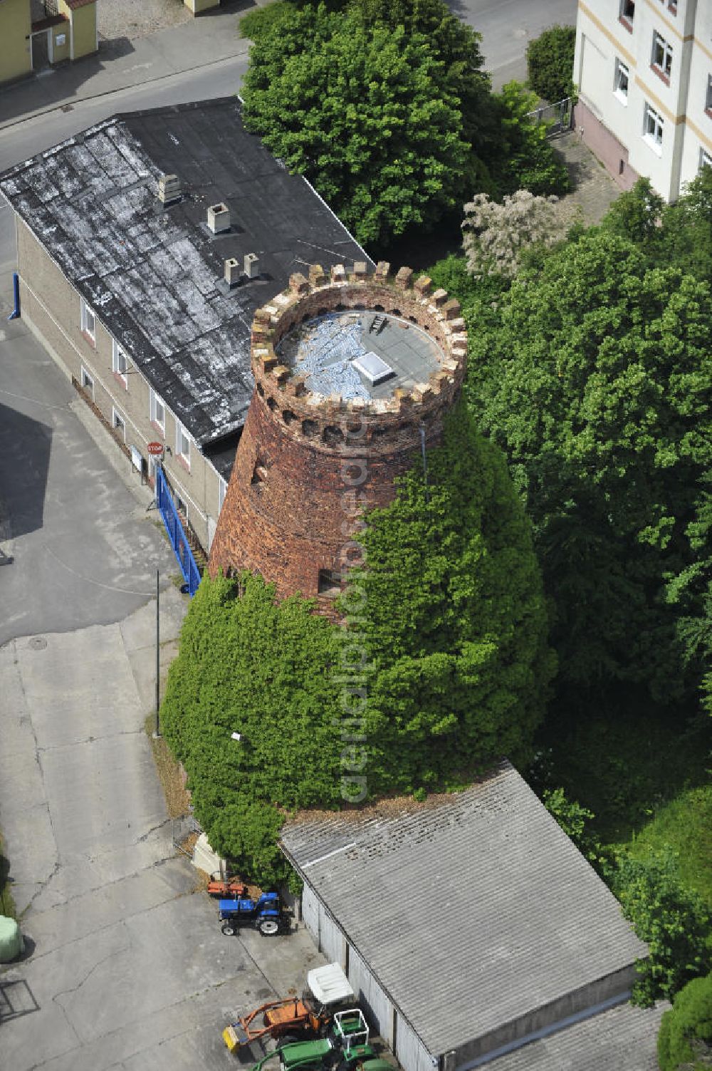 Aerial image Genthin - Blick auf den zugewachsenen Turm einer alten Windmühle an der Fabrikstraße in Genthin. View of the overgrown tower of an old windmill on the factory street Genthin.