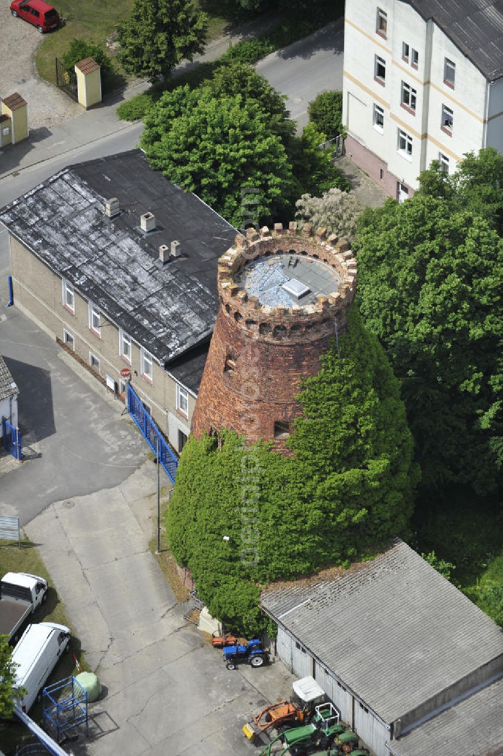 Aerial photograph Genthin - Blick auf den zugewachsenen Turm einer alten Windmühle an der Fabrikstraße in Genthin. View of the overgrown tower of an old windmill on the factory street Genthin.