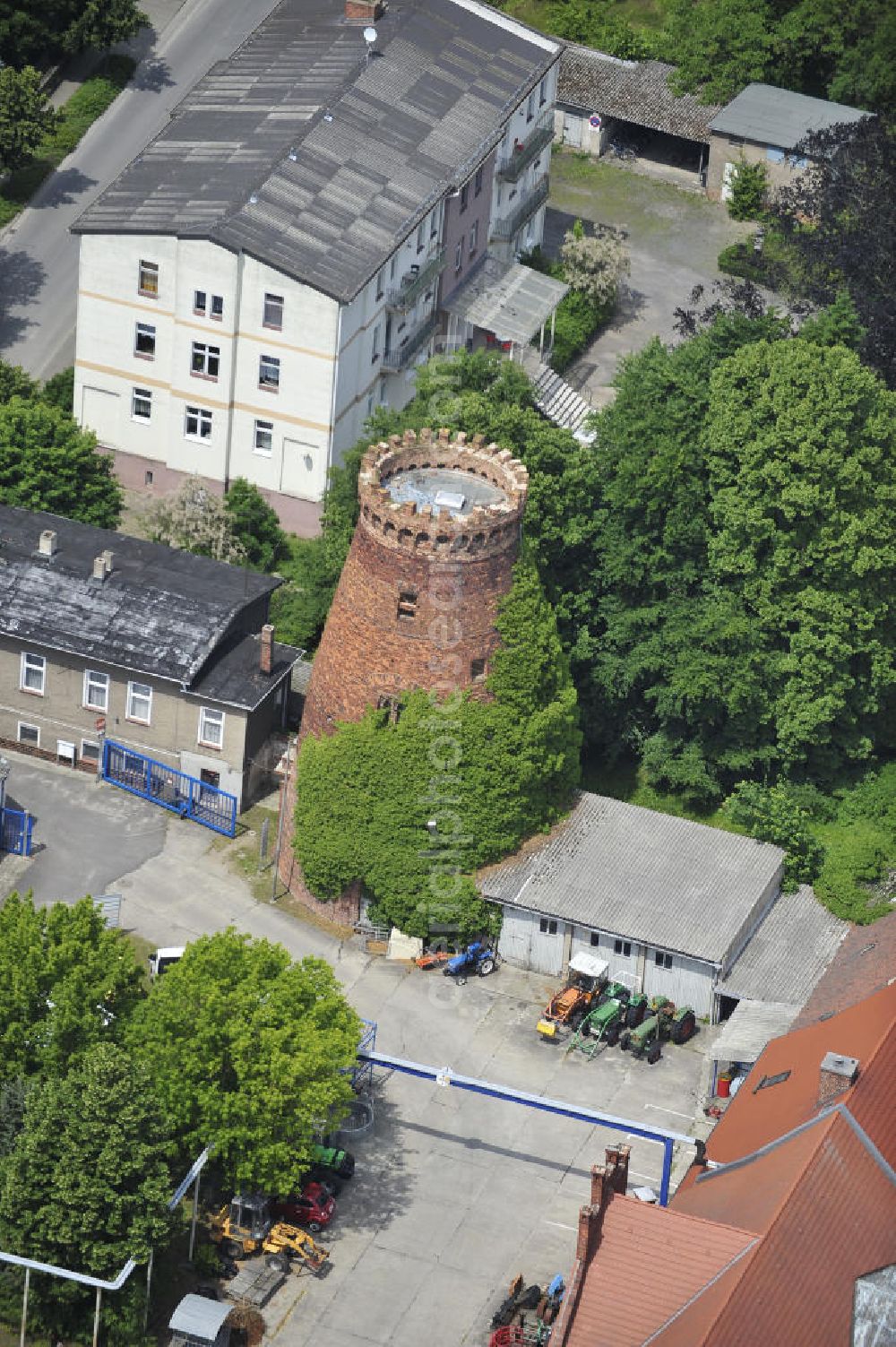 Genthin from the bird's eye view: Blick auf den zugewachsenen Turm einer alten Windmühle an der Fabrikstraße in Genthin. View of the overgrown tower of an old windmill on the factory street Genthin.