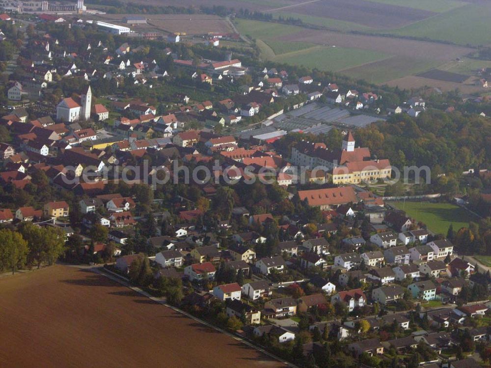 Alteglofsheim from the bird's eye view: Stadtzentrum von Alteglofsheim mit Sicht auf das Schloss Alteglofsheim, welches heute der Sitz der 3. Bayerischen Musikakademie ist. Anschrift: Bayerische MusikAkademie, Schloss Alteglofsheim, Am Schlosshof 1, 93087 Alteglofsheim, Telefon: (0 94 53) 99 31 - 0, Telefax: (0 94 53) 99 31 - 99, info@musikakademie-alteglofsheim.de