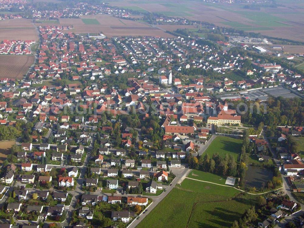 Aerial photograph Alteglofsheim - Stadtzentrum von Alteglofsheim mit Sicht auf das Schloss Alteglofsheim, welches heute der Sitz der 3. Bayerischen Musikakademie ist. Anschrift: Bayerische MusikAkademie, Schloss Alteglofsheim, Am Schlosshof 1, 93087 Alteglofsheim, Telefon: (0 94 53) 99 31 - 0, Telefax: (0 94 53) 99 31 - 99, info@musikakademie-alteglofsheim.de