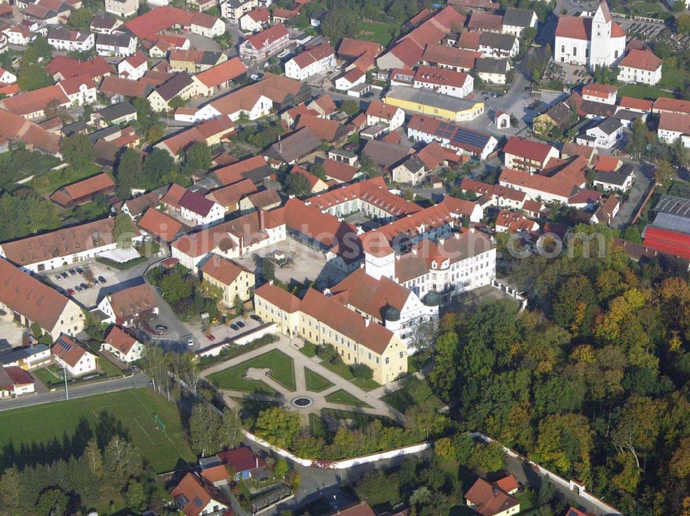 Aerial image Alteglofsheim - Stadtzentrum von Alteglofsheim mit Sicht auf das Schloss Alteglofsheim, welches heute der Sitz der 3. Bayerischen Musikakademie ist. Anschrift: Bayerische MusikAkademie, Schloss Alteglofsheim, Am Schlosshof 1, 93087 Alteglofsheim, Telefon: (0 94 53) 99 31 - 0, Telefax: (0 94 53) 99 31 - 99, info@musikakademie-alteglofsheim.de