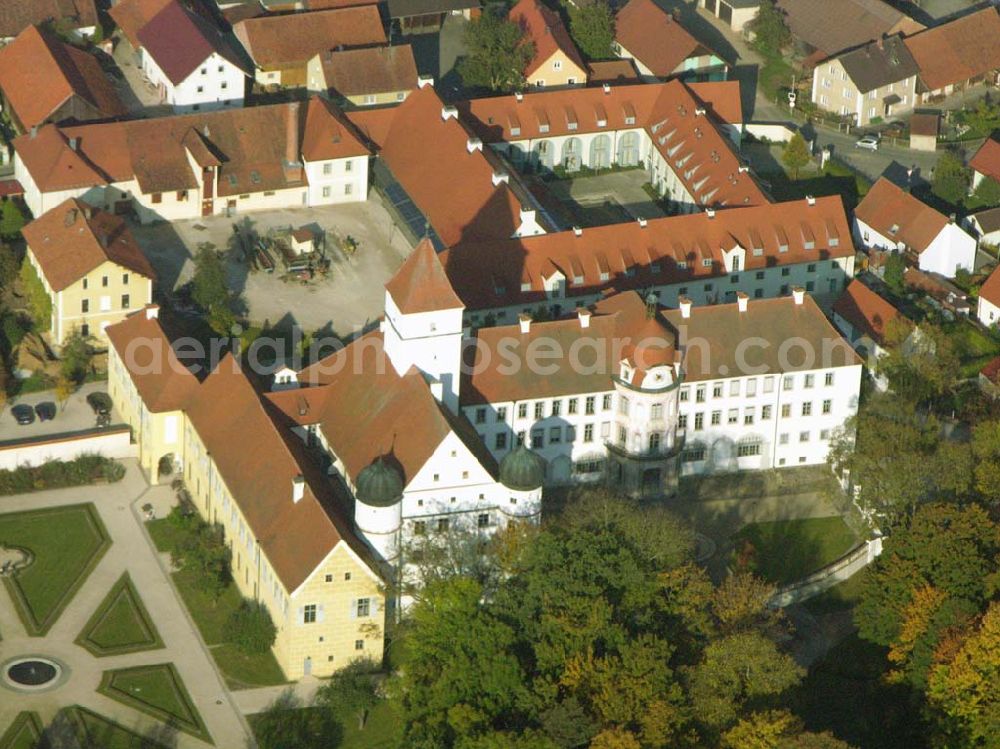 Aerial photograph Alteglofsheim - Stadtzentrum von Alteglofsheim mit Sicht auf das Schloss Alteglofsheim, welches heute der Sitz der 3. Bayerischen Musikakademie ist. Anschrift: Bayerische MusikAkademie, Schloss Alteglofsheim, Am Schlosshof 1, 93087 Alteglofsheim, Telefon: (0 94 53) 99 31 - 0, Telefax: (0 94 53) 99 31 - 99, info@musikakademie-alteglofsheim.de