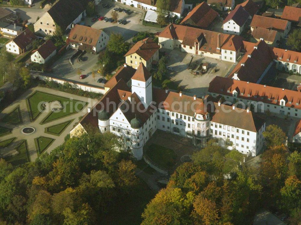 Alteglofsheim from the bird's eye view: Stadtzentrum von Alteglofsheim mit Sicht auf das Schloss Alteglofsheim, welches heute der Sitz der 3. Bayerischen Musikakademie ist. Anschrift: Bayerische MusikAkademie, Schloss Alteglofsheim, Am Schlosshof 1, 93087 Alteglofsheim, Telefon: (0 94 53) 99 31 - 0, Telefax: (0 94 53) 99 31 - 99, info@musikakademie-alteglofsheim.de