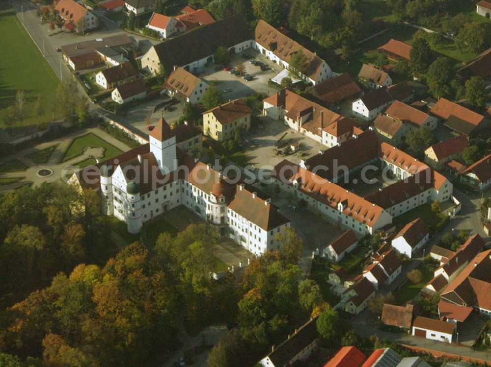 Aerial image Alteglofsheim - Stadtzentrum von Alteglofsheim mit Sicht auf das Schloss Alteglofsheim, welches heute der Sitz der 3. Bayerischen Musikakademie ist. Anschrift: Bayerische MusikAkademie, Schloss Alteglofsheim, Am Schlosshof 1, 93087 Alteglofsheim, Telefon: (0 94 53) 99 31 - 0, Telefax: (0 94 53) 99 31 - 99, info@musikakademie-alteglofsheim.de