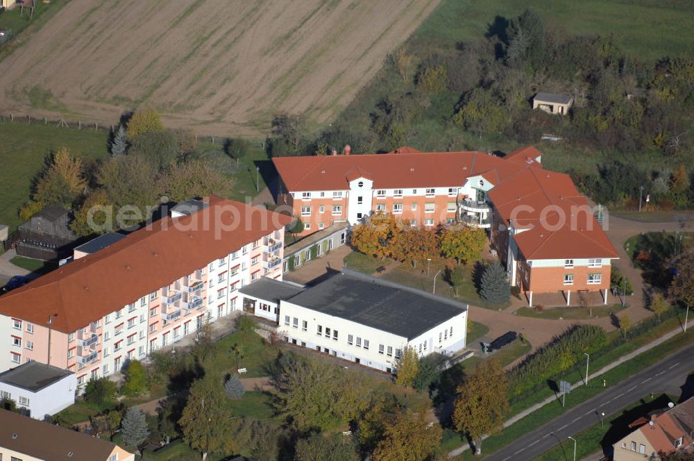 Osterburg from the bird's eye view: Das Altenpflegeheim Haus Sorgenfrei am nördlichen Stadtrand von Osterburg. Das Pflegeheim wurde bereits 1977 errichtet und ging 1991 in die Trägerschaft des Deutschen Roten Kreuz über. Im Jahre 2000 wurde noch ein Neubau errichtet. Adresse: DRK Altenpflegeheim Haus Sorgenfrei, Arendseer Weg 1, 39606 Osterburg Tel.: 03937/ 292310