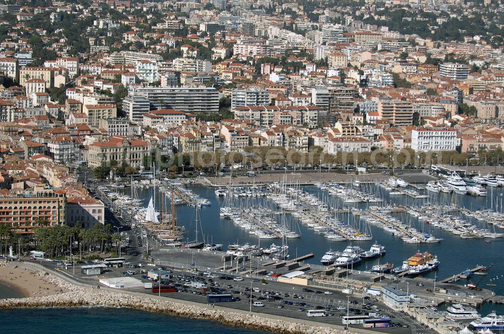 Aerial photograph Cannes - Blick auf den Alter Hafen von Cannes in Frankreich. Der Alte Hafen von Cannes, der 1883 gebaut wurde, hat sich noch ein provenzialisches Aussehen bewahrt. Kontakt Touristinfo: Office du Tourisme, BP 272, 06403 Cannes Cedex, Tel. +33(0)492 99842 2, Fax +33(0)492 99842 3, Email: tourisme@semec.com