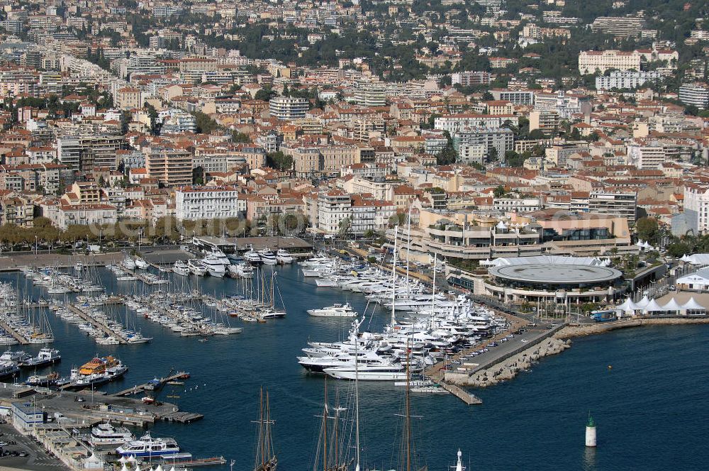 Cannes from the bird's eye view: Blick auf den Alter Hafen und das Palais de Festivals et des Congrès von Cannes in Frankreich. Der Alte Hafen von Cannes, der 1883 gebaut wurde, hat sich noch ein provenzialisches Aussehen bewahrt und ist der Standort des berühmten Palais de Festivals. In diesem Gebäude finden jedes Jahr die Internationalen Filmfestspiele statt. Kontakt Palais: Palais des Festivals et des Congrès de Cannes, 06403 Cannes Cedex, Tel. +33(0)493 390101, Fax *33(0)493 993734; Kontakt Touristinfo: Office du Tourisme, BP 272, 06403 Cannes Cedex, Tel. +33(0)492 99842 2, Fax +33(0)492 99842 3, Email: tourisme@semec.com