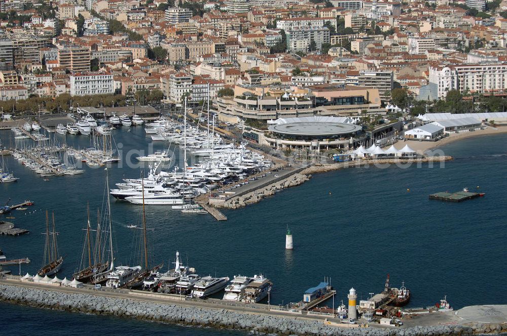 Aerial image Cannes - Blick auf den Alter Hafen und das Palais de Festivals et des Congrès von Cannes in Frankreich. Der Alte Hafen von Cannes, der 1883 gebaut wurde, hat sich noch ein provenzialisches Aussehen bewahrt und ist der Standort des berühmten Palais de Festivals. In diesem Gebäude finden jedes Jahr die Internationalen Filmfestspiele statt. Kontakt Palais: Palais des Festivals et des Congrès de Cannes, 06403 Cannes Cedex, Tel. +33(0)493 390101, Fax *33(0)493 993734; Kontakt Touristinfo: Office du Tourisme, BP 272, 06403 Cannes Cedex, Tel. +33(0)492 99842 2, Fax +33(0)492 99842 3, Email: tourisme@semec.com