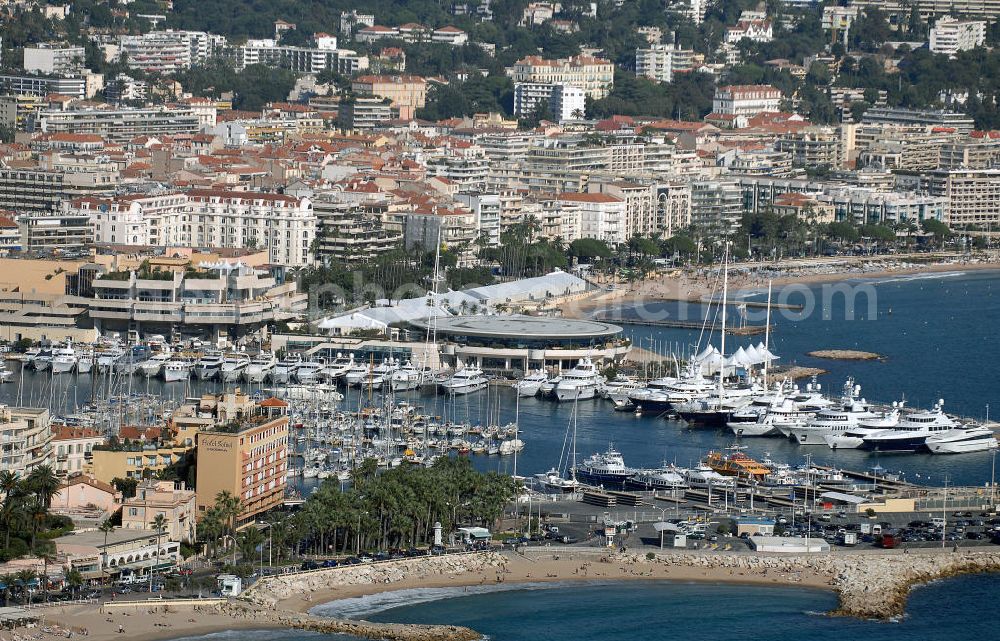 Cannes from above - Blick auf den Alter Hafen und das Palais de Festivals et des Congrès von Cannes in Frankreich. Der Alte Hafen von Cannes, der 1883 gebaut wurde, hat sich noch ein provenzialisches Aussehen bewahrt und ist der Standort des berühmten Palais de Festivals. In diesem Gebäude finden jedes Jahr die Internationalen Filmfestspiele statt. Kontakt Palais: Palais des Festivals et des Congrès de Cannes, 06403 Cannes Cedex, Tel. +33(0)493 390101, Fax *33(0)493 993734; Kontakt Touristinfo: Office du Tourisme, BP 272, 06403 Cannes Cedex, Tel. +33(0)492 99842 2, Fax +33(0)492 99842 3, Email: tourisme@semec.com