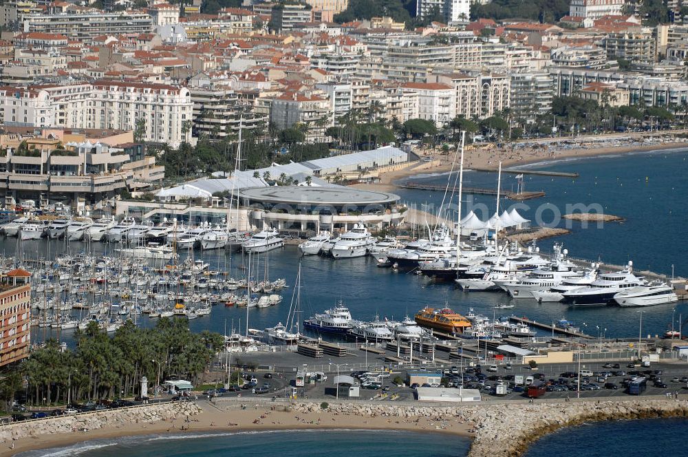 Cannes from the bird's eye view: Blick auf den Alter Hafen und das Palais de Festivals et des Congrès von Cannes in Frankreich. Der Alte Hafen von Cannes, der 1883 gebaut wurde, hat sich noch ein provenzialisches Aussehen bewahrt und ist der Standort des berühmten Palais de Festivals. In diesem Gebäude finden jedes Jahr die Internationalen Filmfestspiele statt. Kontakt Palais: Palais des Festivals et des Congrès de Cannes, 06403 Cannes Cedex, Tel. +33(0)493 390101, Fax *33(0)493 993734; Kontakt Touristinfo: Office du Tourisme, BP 272, 06403 Cannes Cedex, Tel. +33(0)492 99842 2, Fax +33(0)492 99842 3, Email: tourisme@semec.com