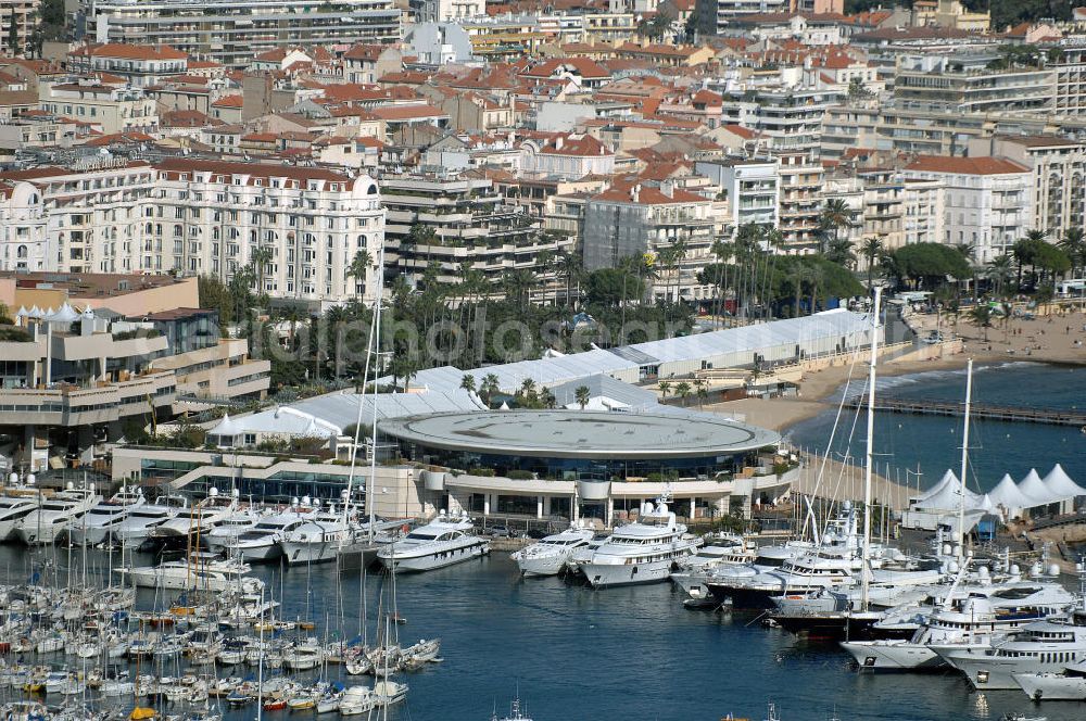 Aerial image Cannes - Blick auf den Alter Hafen und das Palais de Festivals et des Congrès von Cannes in Frankreich. Der Alte Hafen von Cannes, der 1883 gebaut wurde, hat sich noch ein provenzialisches Aussehen bewahrt und ist der Standort des berühmten Palais de Festivals. In diesem Gebäude finden jedes Jahr die Internationalen Filmfestspiele statt. Kontakt Palais: Palais des Festivals et des Congrès de Cannes, 06403 Cannes Cedex, Tel. +33(0)493 390101, Fax *33(0)493 993734; Kontakt Touristinfo: Office du Tourisme, BP 272, 06403 Cannes Cedex, Tel. +33(0)492 99842 2, Fax +33(0)492 99842 3, Email: tourisme@semec.com