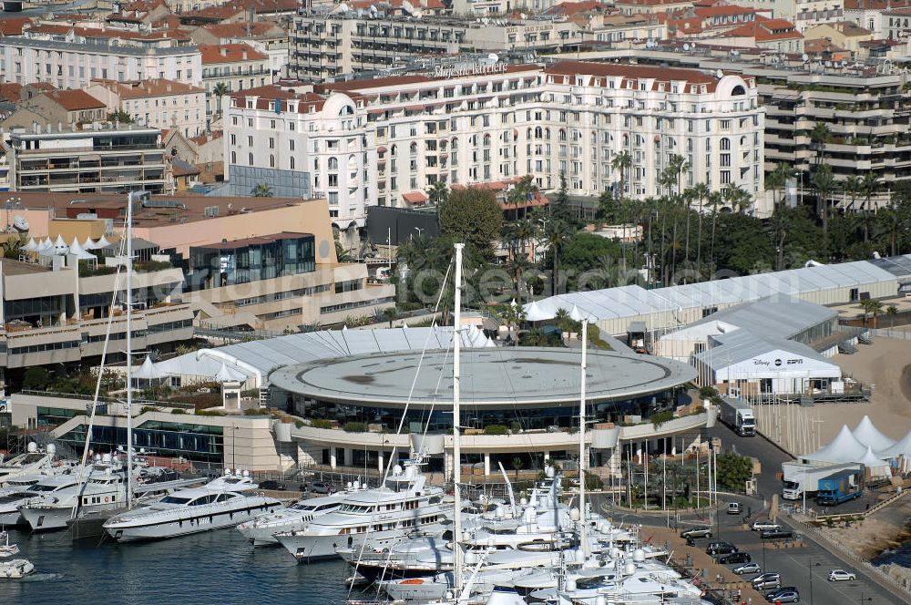 Aerial photograph Cannes - Blick auf den Alter Hafen und das Palais de Festivals et des Congrès von Cannes in Frankreich. Der Alte Hafen von Cannes, der 1883 gebaut wurde, hat sich noch ein provenzialisches Aussehen bewahrt und ist der Standort des berühmten Palais de Festivals. In diesem Gebäude finden jedes Jahr die Internationalen Filmfestspiele statt. Kontakt Palais: Palais des Festivals et des Congrès de Cannes, 06403 Cannes Cedex, Tel. +33(0)493 390101, Fax *33(0)493 993734; Kontakt Touristinfo: Office du Tourisme, BP 272, 06403 Cannes Cedex, Tel. +33(0)492 99842 2, Fax +33(0)492 99842 3, Email: tourisme@semec.com