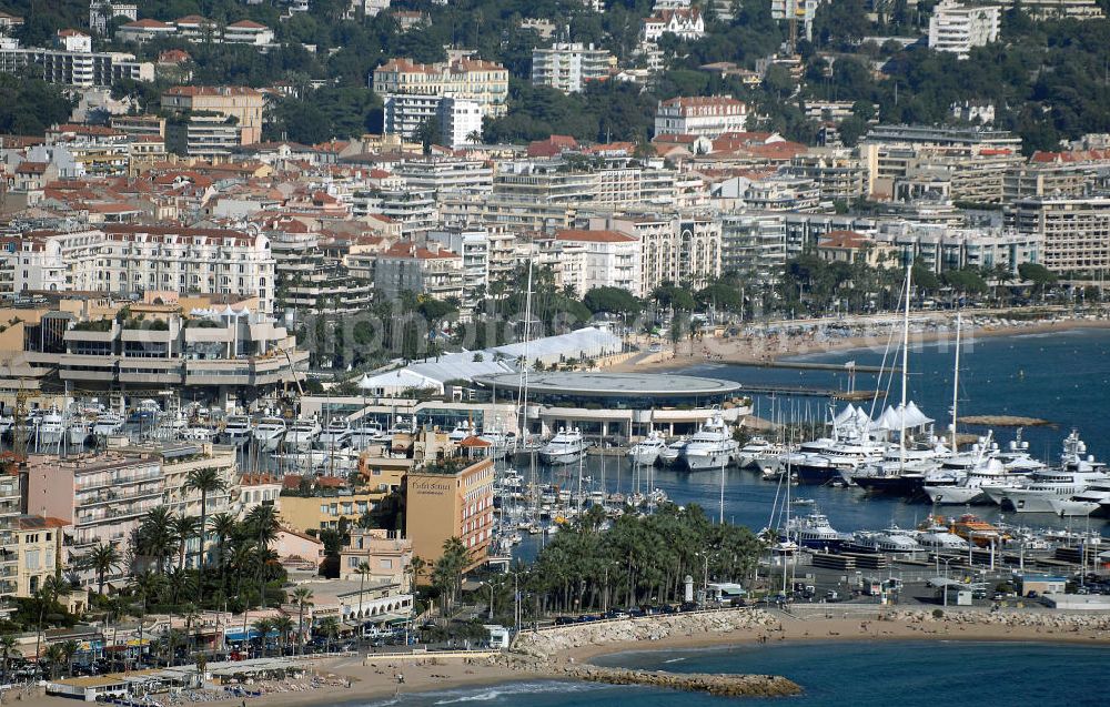 Cannes from above - Blick auf den Alter Hafen und das Palais de Festivals et des Congrès von Cannes in Frankreich. Der Alte Hafen von Cannes, der 1883 gebaut wurde, hat sich noch ein provenzialisches Aussehen bewahrt und ist der Standort des berühmten Palais de Festivals. In diesem Gebäude finden jedes Jahr die Internationalen Filmfestspiele statt. Kontakt Palais: Palais des Festivals et des Congrès de Cannes, 06403 Cannes Cedex, Tel. +33(0)493 390101, Fax *33(0)493 993734; Kontakt Touristinfo: Office du Tourisme, BP 272, 06403 Cannes Cedex, Tel. +33(0)492 99842 2, Fax +33(0)492 99842 3, Email: tourisme@semec.com