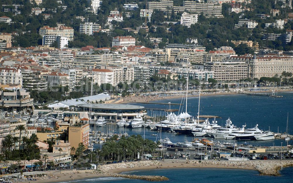 Aerial photograph Cannes - Blick auf den Alten Hafen und Plage de la Croisette von Cannes in Frankreich. Der Alte Hafen von Cannes, der 1883 gebaut wurde, hat sich noch ein provenzialisches Aussehen bewahrt. Der breite Sandstrand La Croisette ist eine der Sehenswürdigkeiten von Cannes. Kontakt Touristinfo: Office du Tourisme, BP 272, 06403 Cannes Cedex, Tel. +33(0)492 99842 2, Fax +33(0)492 99842 3, Email: tourisme@semec.com