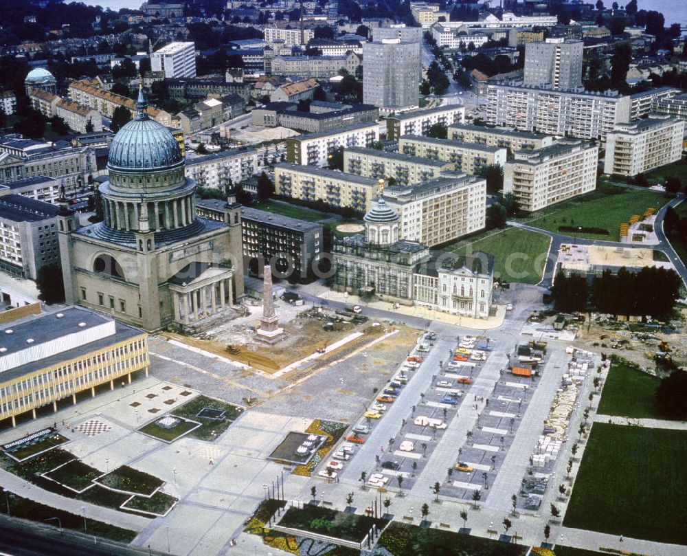 Potsdam from the bird's eye view: Blick auf den Alten Markt mit St. Nikolaikirche. View of the Alter Markt with St. Nicholas Church.