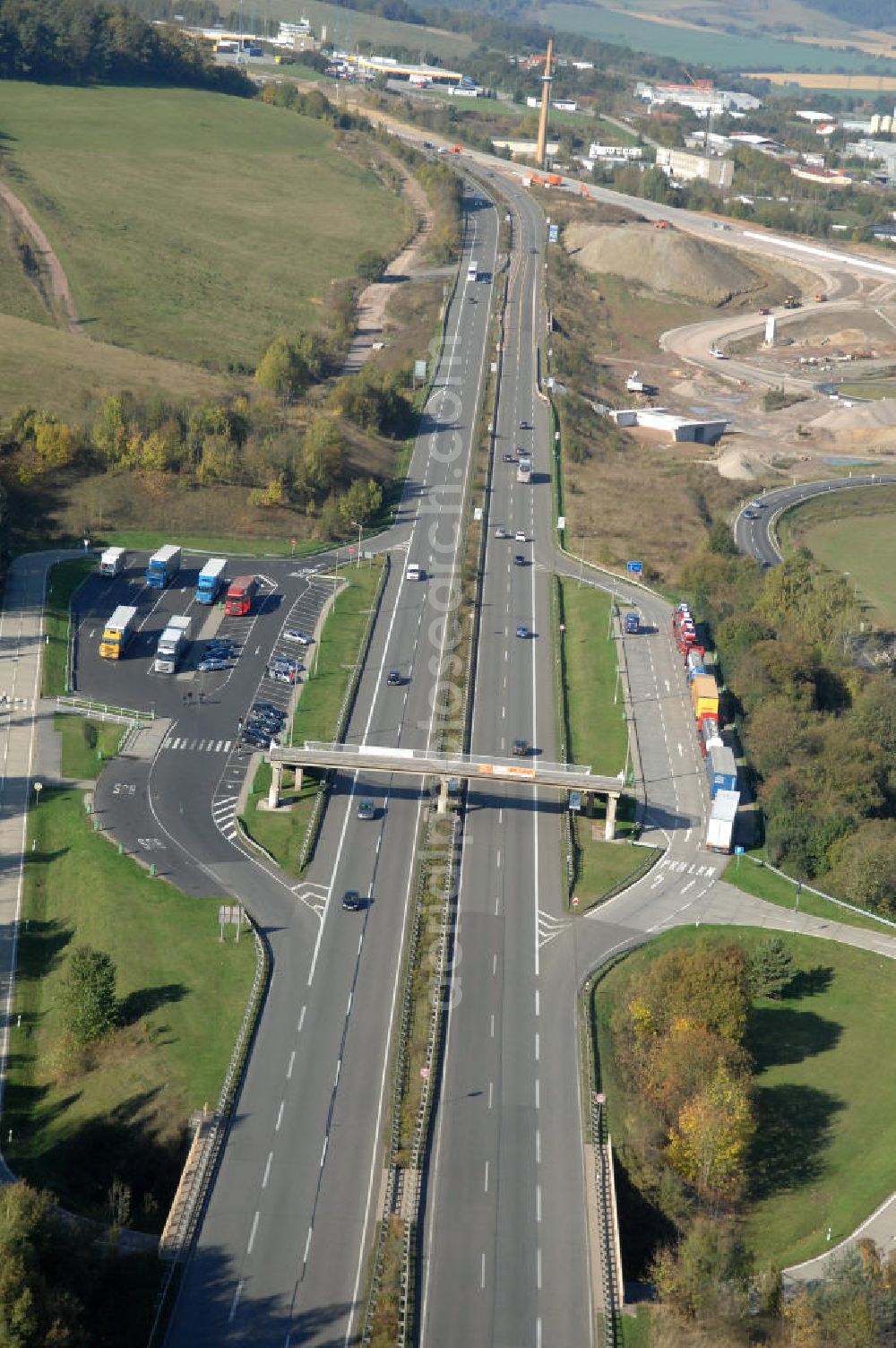 Aerial photograph Eisenach - Blick auf den bisherigen Verlauf der Autobahn / A 4 bei Eisenach über die Hörselberge. Dieser Trassen-Abschnitt soll nach der Inbetriebnahme der neu gebauten A4-Umfahrung ab Januar nächsten Jahres zurück gebaut und teilweise renaturiert werden. Durchgeführt werden die im Zuge dieses Projektes notwendigen Arbeiten unter an derem von den Mitarbeitern der Niederlassung Weimar der EUROVIA Verkehrsbau Union sowie der Niederlassungen Abbruch und Erdbau, Betonstraßenbau, Ingenieurbau und TECO Schallschutz der EUROVIA Beton sowie der DEGES.