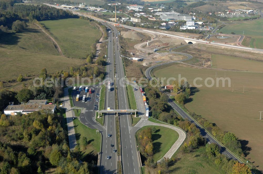 Eisenach from the bird's eye view: Blick auf den bisherigen Verlauf der Autobahn / A 4 bei Eisenach über die Hörselberge. Dieser Trassen-Abschnitt soll nach der Inbetriebnahme der neu gebauten A4-Umfahrung ab Januar nächsten Jahres zurück gebaut und teilweise renaturiert werden. Durchgeführt werden die im Zuge dieses Projektes notwendigen Arbeiten unter an derem von den Mitarbeitern der Niederlassung Weimar der EUROVIA Verkehrsbau Union sowie der Niederlassungen Abbruch und Erdbau, Betonstraßenbau, Ingenieurbau und TECO Schallschutz der EUROVIA Beton sowie der DEGES.