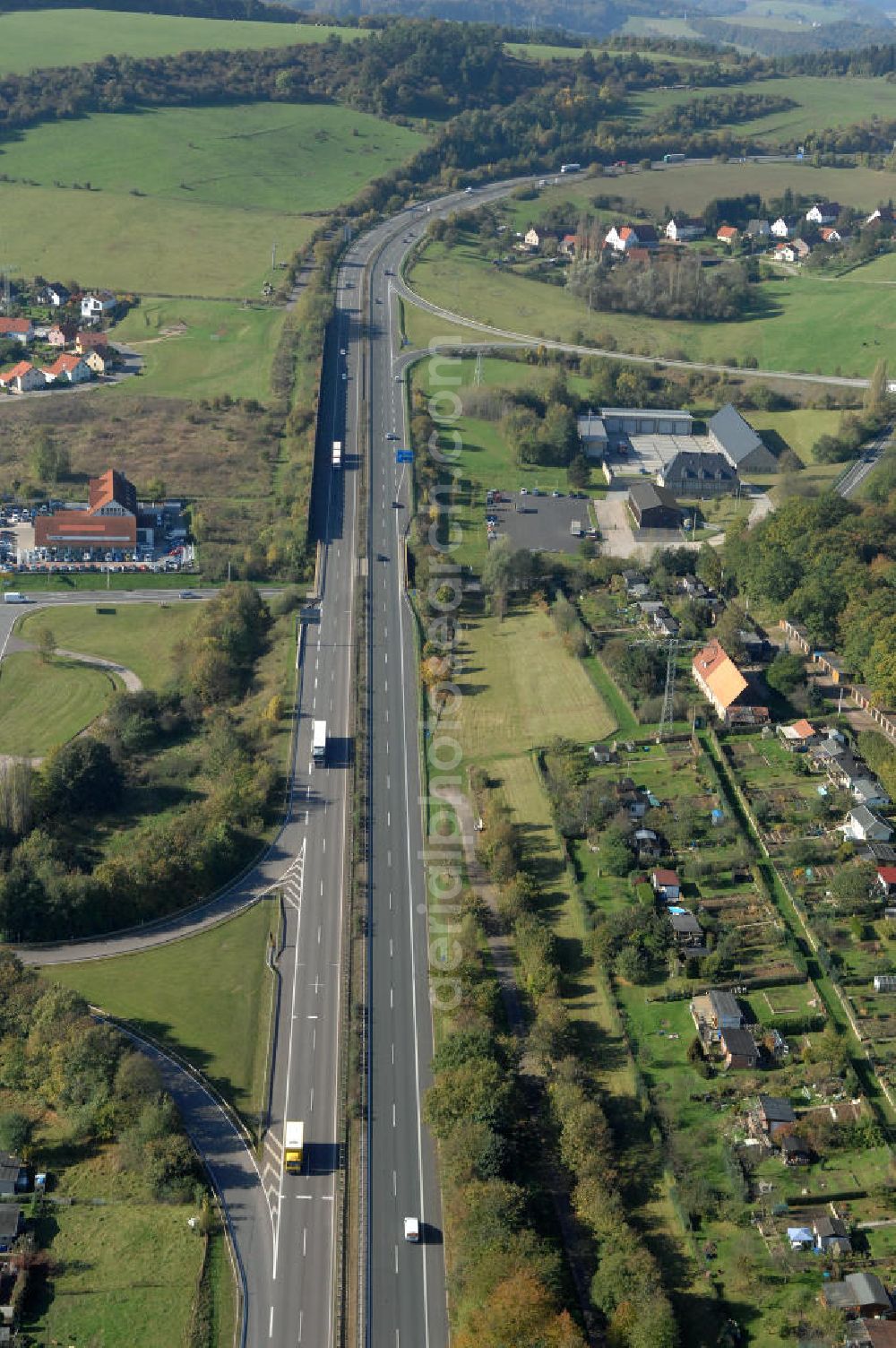 Aerial image Eisenach - Blick auf den bisherigen Verlauf der Autobahn / A 4 bei Eisenach über die Hörselberge. Dieser Trassen-Abschnitt soll nach der Inbetriebnahme der neu gebauten A4-Umfahrung ab Januar nächsten Jahres zurück gebaut und teilweise renaturiert werden. Durchgeführt werden die im Zuge dieses Projektes notwendigen Arbeiten unter an derem von den Mitarbeitern der Niederlassung Weimar der EUROVIA Verkehrsbau Union sowie der Niederlassungen Abbruch und Erdbau, Betonstraßenbau, Ingenieurbau und TECO Schallschutz der EUROVIA Beton sowie der DEGES.