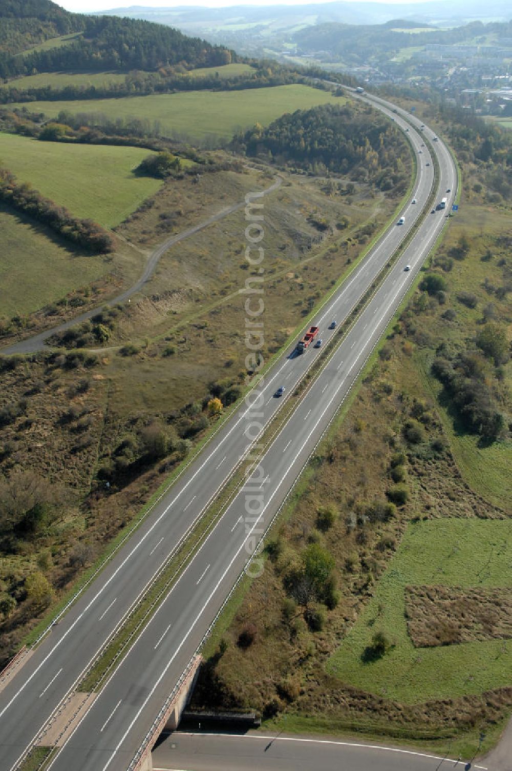 Eisenach from the bird's eye view: Blick auf den bisherigen Verlauf der Autobahn / A 4 bei Eisenach über die Hörselberge. Dieser Trassen-Abschnitt soll nach der Inbetriebnahme der neu gebauten A4-Umfahrung ab Januar nächsten Jahres zurück gebaut und teilweise renaturiert werden. Durchgeführt werden die im Zuge dieses Projektes notwendigen Arbeiten unter an derem von den Mitarbeitern der Niederlassung Weimar der EUROVIA Verkehrsbau Union sowie der Niederlassungen Abbruch und Erdbau, Betonstraßenbau, Ingenieurbau und TECO Schallschutz der EUROVIA Beton sowie der DEGES.