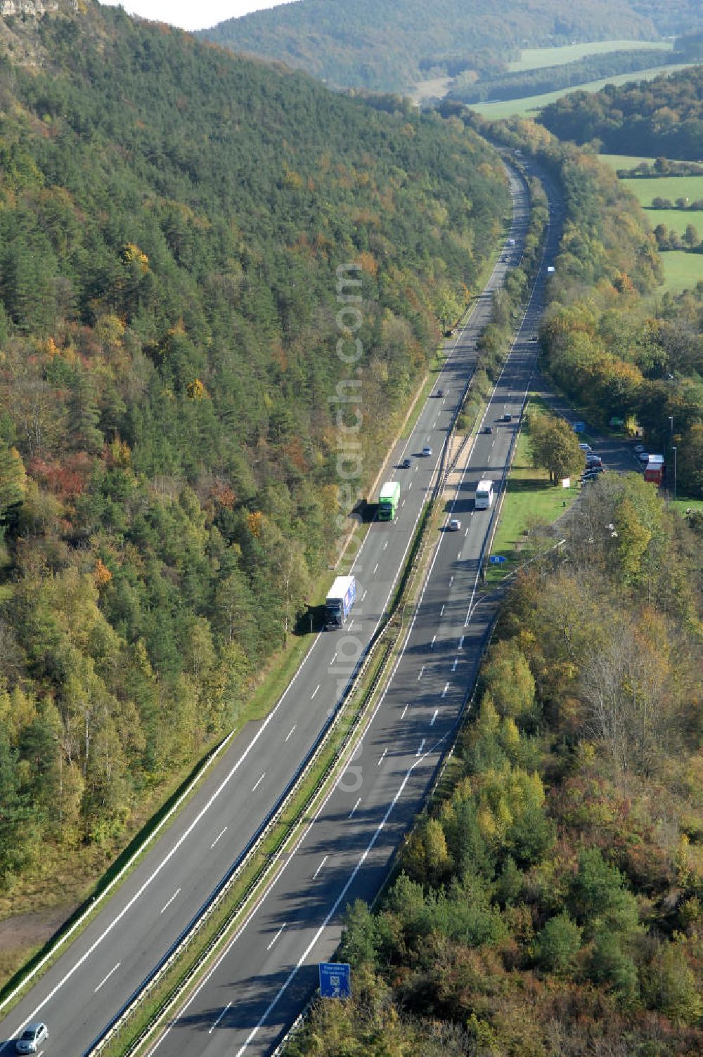 Aerial image Eisenach - Blick auf den bisherigen Verlauf der Autobahn / A 4 bei Eisenach über die Hörselberge. Dieser Trassen-Abschnitt soll nach der Inbetriebnahme der neu gebauten A4-Umfahrung ab Januar nächsten Jahres zurück gebaut und teilweise renaturiert werden. Durchgeführt werden die im Zuge dieses Projektes notwendigen Arbeiten unter an derem von den Mitarbeitern der Niederlassung Weimar der EUROVIA Verkehrsbau Union sowie der Niederlassungen Abbruch und Erdbau, Betonstraßenbau, Ingenieurbau und TECO Schallschutz der EUROVIA Beton sowie der DEGES.