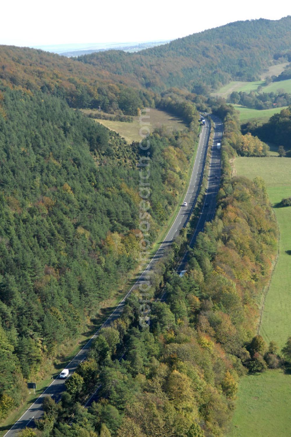 Eisenach from above - Blick auf den bisherigen Verlauf der Autobahn / A 4 bei Eisenach über die Hörselberge. Dieser Trassen-Abschnitt soll nach der Inbetriebnahme der neu gebauten A4-Umfahrung ab Januar nächsten Jahres zurück gebaut und teilweise renaturiert werden. Durchgeführt werden die im Zuge dieses Projektes notwendigen Arbeiten unter an derem von den Mitarbeitern der Niederlassung Weimar der EUROVIA Verkehrsbau Union sowie der Niederlassungen Abbruch und Erdbau, Betonstraßenbau, Ingenieurbau und TECO Schallschutz der EUROVIA Beton sowie der DEGES.