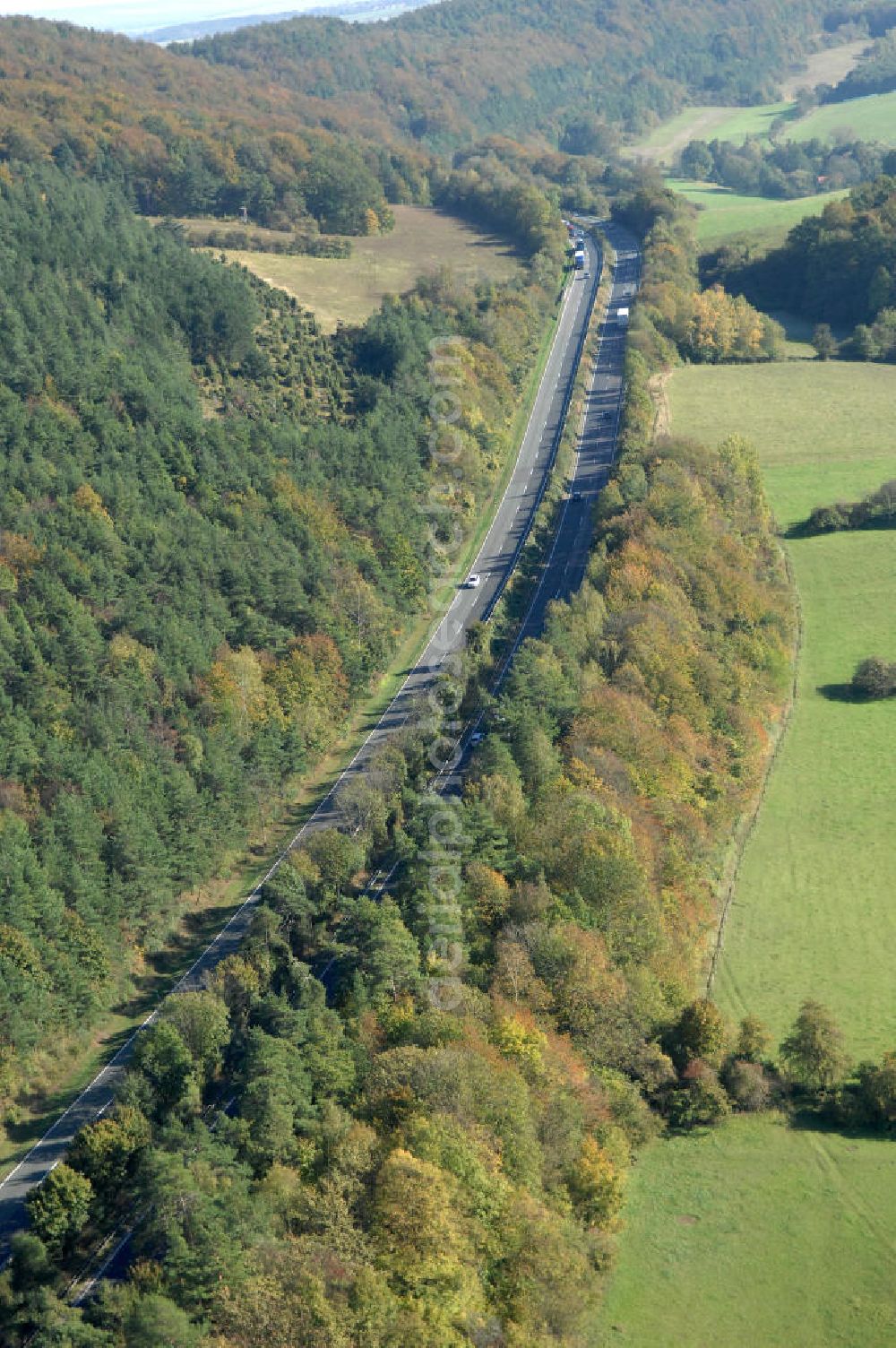 Eisenach from the bird's eye view: Blick auf den bisherigen Verlauf der Autobahn / A 4 bei Eisenach über die Hörselberge. Dieser Trassen-Abschnitt soll nach der Inbetriebnahme der neu gebauten A4-Umfahrung ab Januar nächsten Jahres zurück gebaut und teilweise renaturiert werden. Durchgeführt werden die im Zuge dieses Projektes notwendigen Arbeiten unter an derem von den Mitarbeitern der Niederlassung Weimar der EUROVIA Verkehrsbau Union sowie der Niederlassungen Abbruch und Erdbau, Betonstraßenbau, Ingenieurbau und TECO Schallschutz der EUROVIA Beton sowie der DEGES.