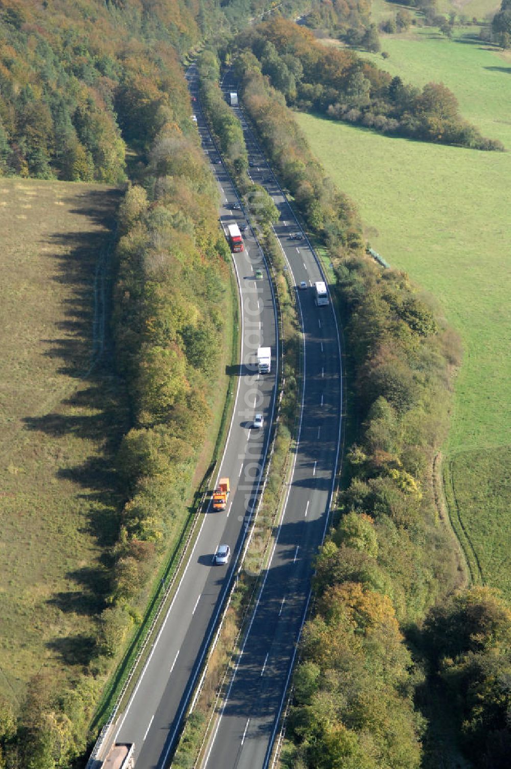 Aerial image Eisenach - Blick auf den bisherigen Verlauf der Autobahn / A 4 bei Eisenach über die Hörselberge. Dieser Trassen-Abschnitt soll nach der Inbetriebnahme der neu gebauten A4-Umfahrung ab Januar nächsten Jahres zurück gebaut und teilweise renaturiert werden. Durchgeführt werden die im Zuge dieses Projektes notwendigen Arbeiten unter an derem von den Mitarbeitern der Niederlassung Weimar der EUROVIA Verkehrsbau Union sowie der Niederlassungen Abbruch und Erdbau, Betonstraßenbau, Ingenieurbau und TECO Schallschutz der EUROVIA Beton sowie der DEGES.