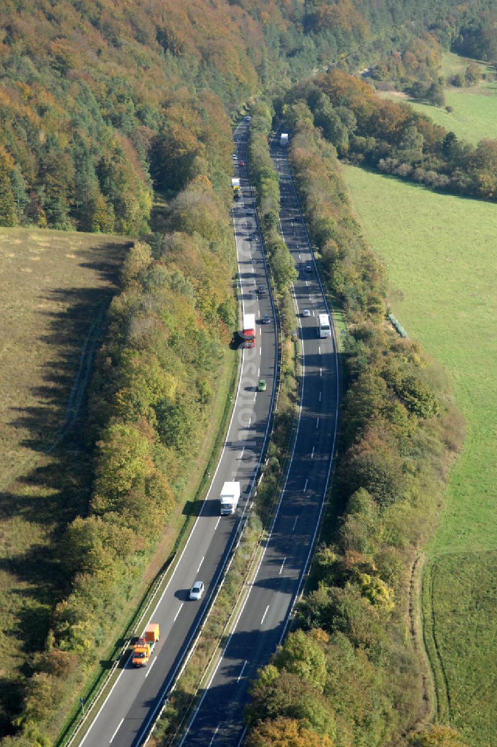 Aerial photograph Eisenach - Blick auf den bisherigen Verlauf der Autobahn / A 4 bei Eisenach über die Hörselberge. Dieser Trassen-Abschnitt soll nach der Inbetriebnahme der neu gebauten A4-Umfahrung ab Januar nächsten Jahres zurück gebaut und teilweise renaturiert werden. Durchgeführt werden die im Zuge dieses Projektes notwendigen Arbeiten unter an derem von den Mitarbeitern der Niederlassung Weimar der EUROVIA Verkehrsbau Union sowie der Niederlassungen Abbruch und Erdbau, Betonstraßenbau, Ingenieurbau und TECO Schallschutz der EUROVIA Beton sowie der DEGES.