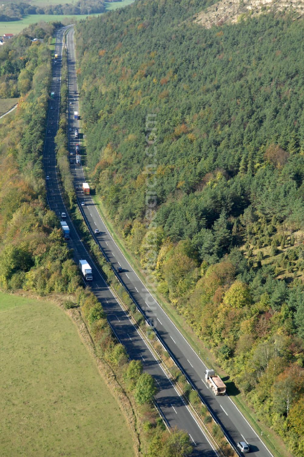 Eisenach from above - Blick auf den bisherigen Verlauf der Autobahn / A 4 bei Eisenach über die Hörselberge. Dieser Trassen-Abschnitt soll nach der Inbetriebnahme der neu gebauten A4-Umfahrung ab Januar nächsten Jahres zurück gebaut und teilweise renaturiert werden. Durchgeführt werden die im Zuge dieses Projektes notwendigen Arbeiten unter an derem von den Mitarbeitern der Niederlassung Weimar der EUROVIA Verkehrsbau Union sowie der Niederlassungen Abbruch und Erdbau, Betonstraßenbau, Ingenieurbau und TECO Schallschutz der EUROVIA Beton sowie der DEGES.