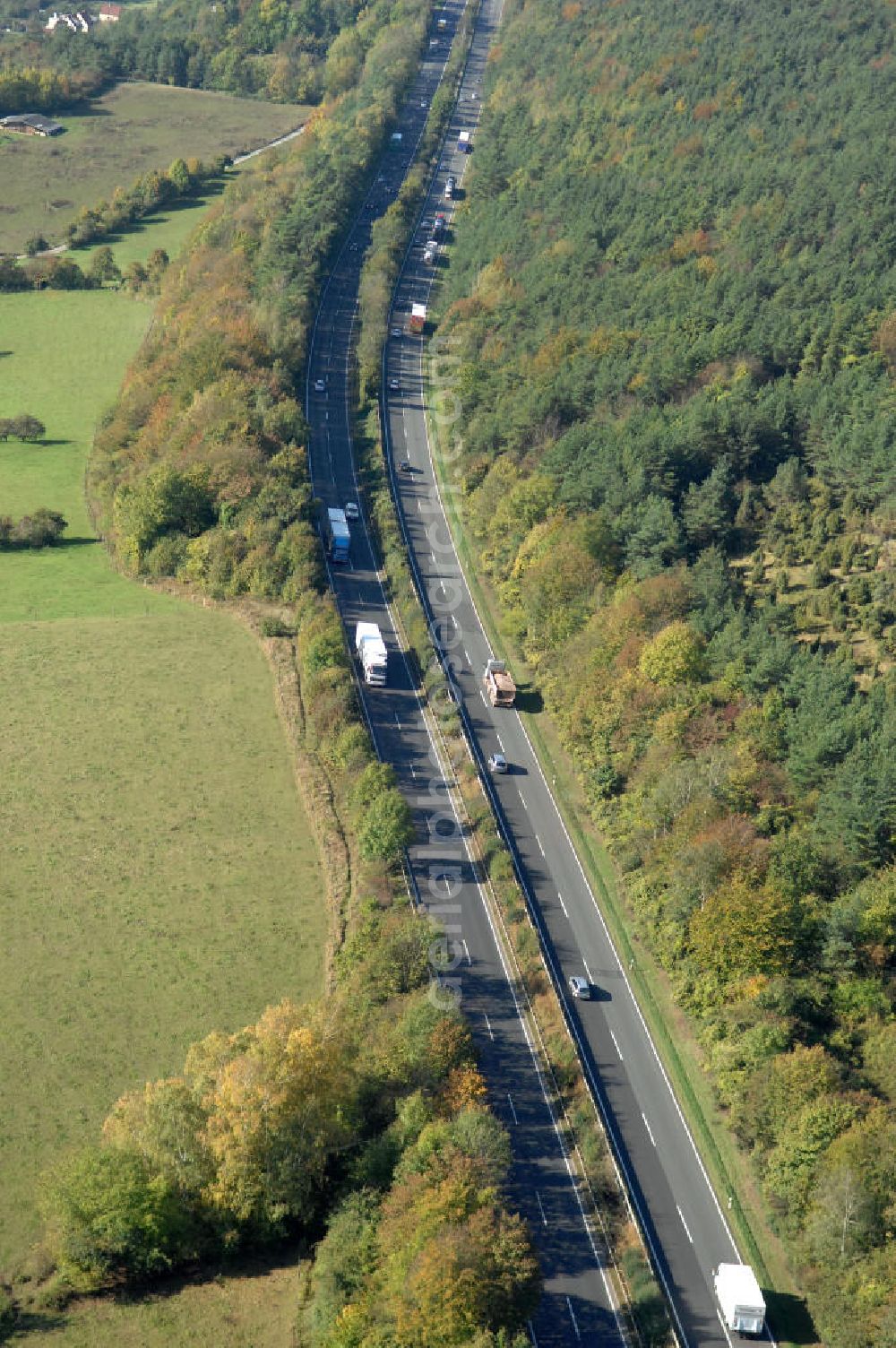 Eisenach from the bird's eye view: Blick auf den bisherigen Verlauf der Autobahn / A 4 bei Eisenach über die Hörselberge. Dieser Trassen-Abschnitt soll nach der Inbetriebnahme der neu gebauten A4-Umfahrung ab Januar nächsten Jahres zurück gebaut und teilweise renaturiert werden. Durchgeführt werden die im Zuge dieses Projektes notwendigen Arbeiten unter an derem von den Mitarbeitern der Niederlassung Weimar der EUROVIA Verkehrsbau Union sowie der Niederlassungen Abbruch und Erdbau, Betonstraßenbau, Ingenieurbau und TECO Schallschutz der EUROVIA Beton sowie der DEGES.