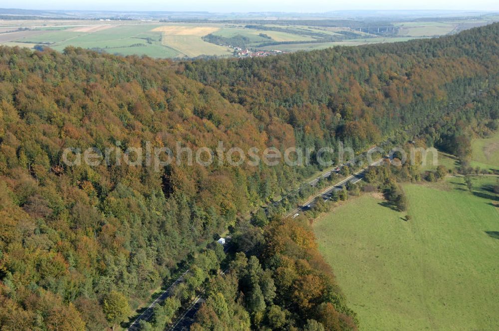 Aerial image Eisenach - Blick auf den bisherigen Verlauf der Autobahn / A 4 bei Eisenach über die Hörselberge. Dieser Trassen-Abschnitt soll nach der Inbetriebnahme der neu gebauten A4-Umfahrung ab Januar nächsten Jahres zurück gebaut und teilweise renaturiert werden. Durchgeführt werden die im Zuge dieses Projektes notwendigen Arbeiten unter an derem von den Mitarbeitern der Niederlassung Weimar der EUROVIA Verkehrsbau Union sowie der Niederlassungen Abbruch und Erdbau, Betonstraßenbau, Ingenieurbau und TECO Schallschutz der EUROVIA Beton sowie der DEGES.