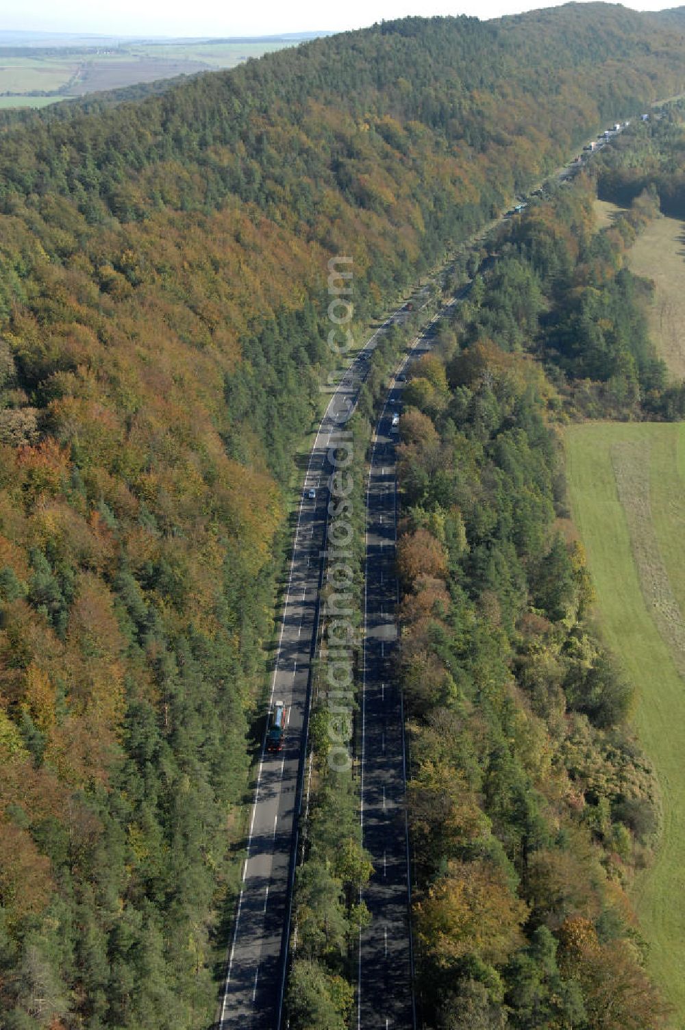 Aerial photograph Eisenach - Blick auf den bisherigen Verlauf der Autobahn / A 4 bei Eisenach über die Hörselberge. Dieser Trassen-Abschnitt soll nach der Inbetriebnahme der neu gebauten A4-Umfahrung ab Januar nächsten Jahres zurück gebaut und teilweise renaturiert werden. Durchgeführt werden die im Zuge dieses Projektes notwendigen Arbeiten unter an derem von den Mitarbeitern der Niederlassung Weimar der EUROVIA Verkehrsbau Union sowie der Niederlassungen Abbruch und Erdbau, Betonstraßenbau, Ingenieurbau und TECO Schallschutz der EUROVIA Beton sowie der DEGES.