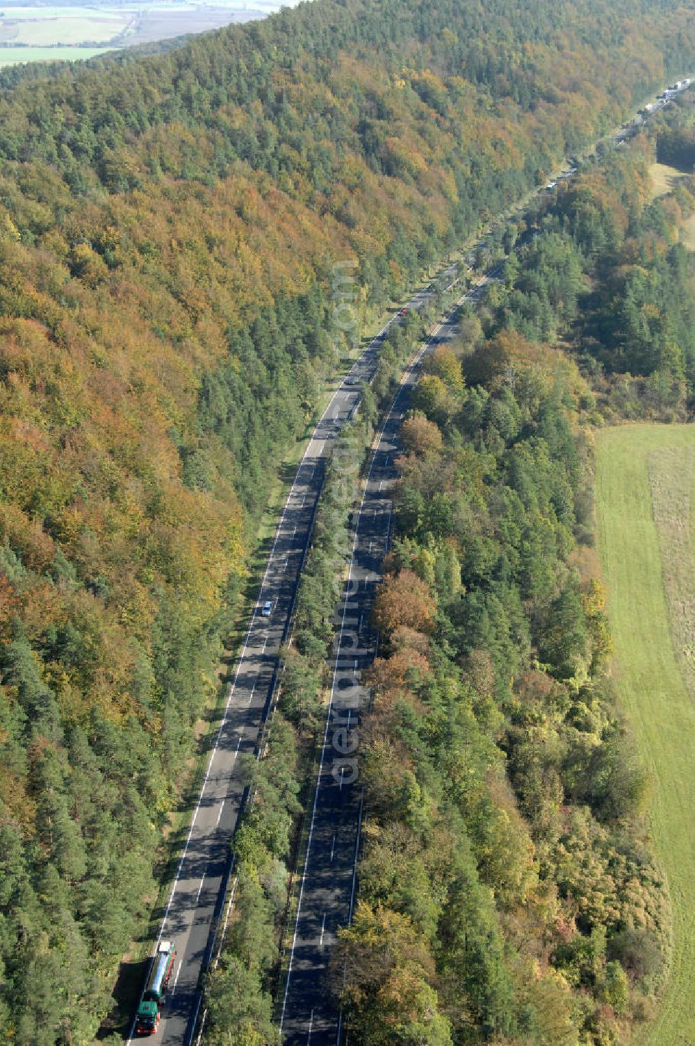 Eisenach from above - Blick auf den bisherigen Verlauf der Autobahn / A 4 bei Eisenach über die Hörselberge. Dieser Trassen-Abschnitt soll nach der Inbetriebnahme der neu gebauten A4-Umfahrung ab Januar nächsten Jahres zurück gebaut und teilweise renaturiert werden. Durchgeführt werden die im Zuge dieses Projektes notwendigen Arbeiten unter an derem von den Mitarbeitern der Niederlassung Weimar der EUROVIA Verkehrsbau Union sowie der Niederlassungen Abbruch und Erdbau, Betonstraßenbau, Ingenieurbau und TECO Schallschutz der EUROVIA Beton sowie der DEGES.