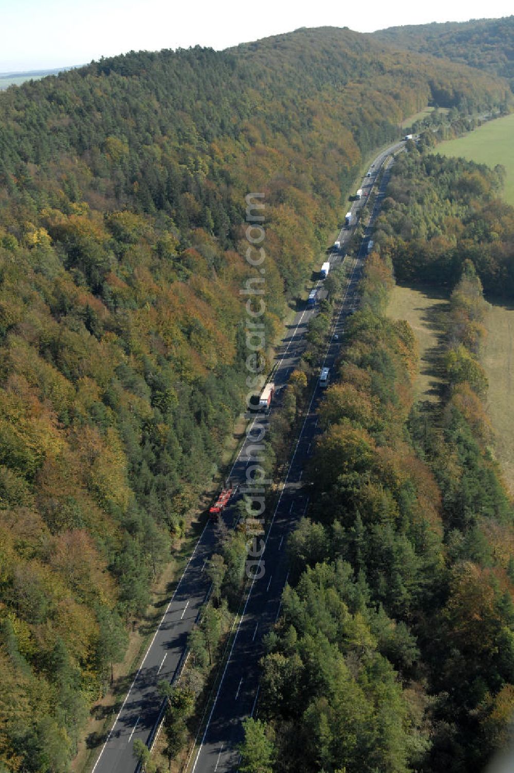 Eisenach from the bird's eye view: Blick auf den bisherigen Verlauf der Autobahn / A 4 bei Eisenach über die Hörselberge. Dieser Trassen-Abschnitt soll nach der Inbetriebnahme der neu gebauten A4-Umfahrung ab Januar nächsten Jahres zurück gebaut und teilweise renaturiert werden. Durchgeführt werden die im Zuge dieses Projektes notwendigen Arbeiten unter an derem von den Mitarbeitern der Niederlassung Weimar der EUROVIA Verkehrsbau Union sowie der Niederlassungen Abbruch und Erdbau, Betonstraßenbau, Ingenieurbau und TECO Schallschutz der EUROVIA Beton sowie der DEGES.