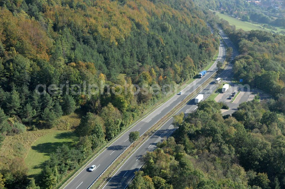 Eisenach from the bird's eye view: Blick auf den bisherigen Verlauf der Autobahn / A 4 bei Eisenach über die Hörselberge. Dieser Trassen-Abschnitt soll nach der Inbetriebnahme der neu gebauten A4-Umfahrung ab Januar nächsten Jahres zurück gebaut und teilweise renaturiert werden. Durchgeführt werden die im Zuge dieses Projektes notwendigen Arbeiten unter an derem von den Mitarbeitern der Niederlassung Weimar der EUROVIA Verkehrsbau Union sowie der Niederlassungen Abbruch und Erdbau, Betonstraßenbau, Ingenieurbau und TECO Schallschutz der EUROVIA Beton sowie der DEGES.