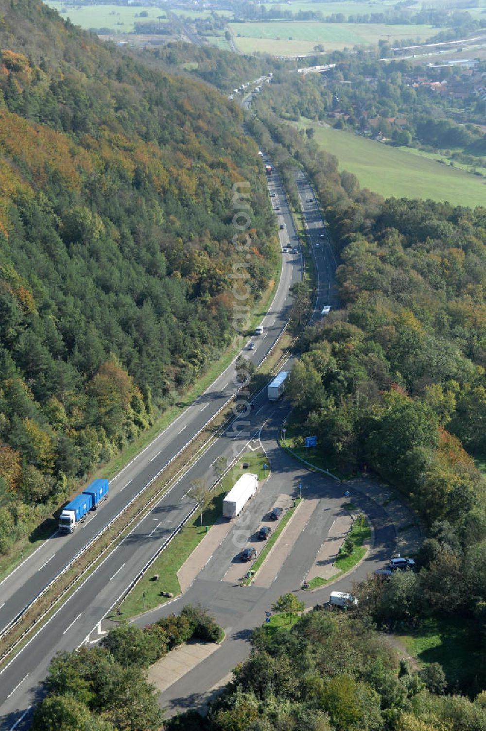 Aerial image Eisenach - Blick auf den bisherigen Verlauf der Autobahn / A 4 bei Eisenach über die Hörselberge. Dieser Trassen-Abschnitt soll nach der Inbetriebnahme der neu gebauten A4-Umfahrung ab Januar nächsten Jahres zurück gebaut und teilweise renaturiert werden. Durchgeführt werden die im Zuge dieses Projektes notwendigen Arbeiten unter an derem von den Mitarbeitern der Niederlassung Weimar der EUROVIA Verkehrsbau Union sowie der Niederlassungen Abbruch und Erdbau, Betonstraßenbau, Ingenieurbau und TECO Schallschutz der EUROVIA Beton sowie der DEGES.