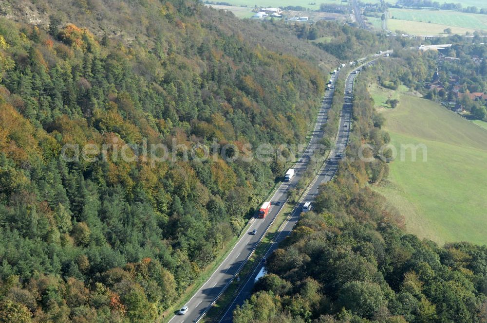 Aerial photograph Eisenach - Blick auf den bisherigen Verlauf der Autobahn / A 4 bei Eisenach über die Hörselberge. Dieser Trassen-Abschnitt soll nach der Inbetriebnahme der neu gebauten A4-Umfahrung ab Januar nächsten Jahres zurück gebaut und teilweise renaturiert werden. Durchgeführt werden die im Zuge dieses Projektes notwendigen Arbeiten unter an derem von den Mitarbeitern der Niederlassung Weimar der EUROVIA Verkehrsbau Union sowie der Niederlassungen Abbruch und Erdbau, Betonstraßenbau, Ingenieurbau und TECO Schallschutz der EUROVIA Beton sowie der DEGES.