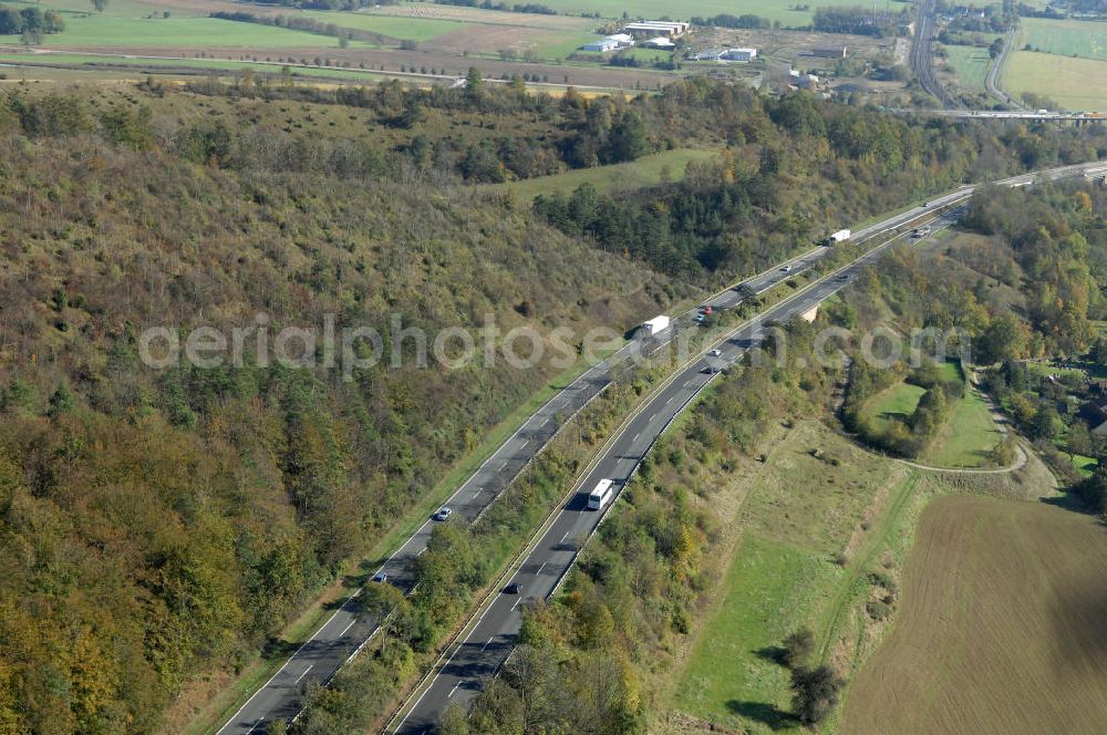 Eisenach from the bird's eye view: Blick auf den bisherigen Verlauf der Autobahn / A 4 bei Eisenach über die Hörselberge. Dieser Trassen-Abschnitt soll nach der Inbetriebnahme der neu gebauten A4-Umfahrung ab Januar nächsten Jahres zurück gebaut und teilweise renaturiert werden. Durchgeführt werden die im Zuge dieses Projektes notwendigen Arbeiten unter an derem von den Mitarbeitern der Niederlassung Weimar der EUROVIA Verkehrsbau Union sowie der Niederlassungen Abbruch und Erdbau, Betonstraßenbau, Ingenieurbau und TECO Schallschutz der EUROVIA Beton sowie der DEGES.