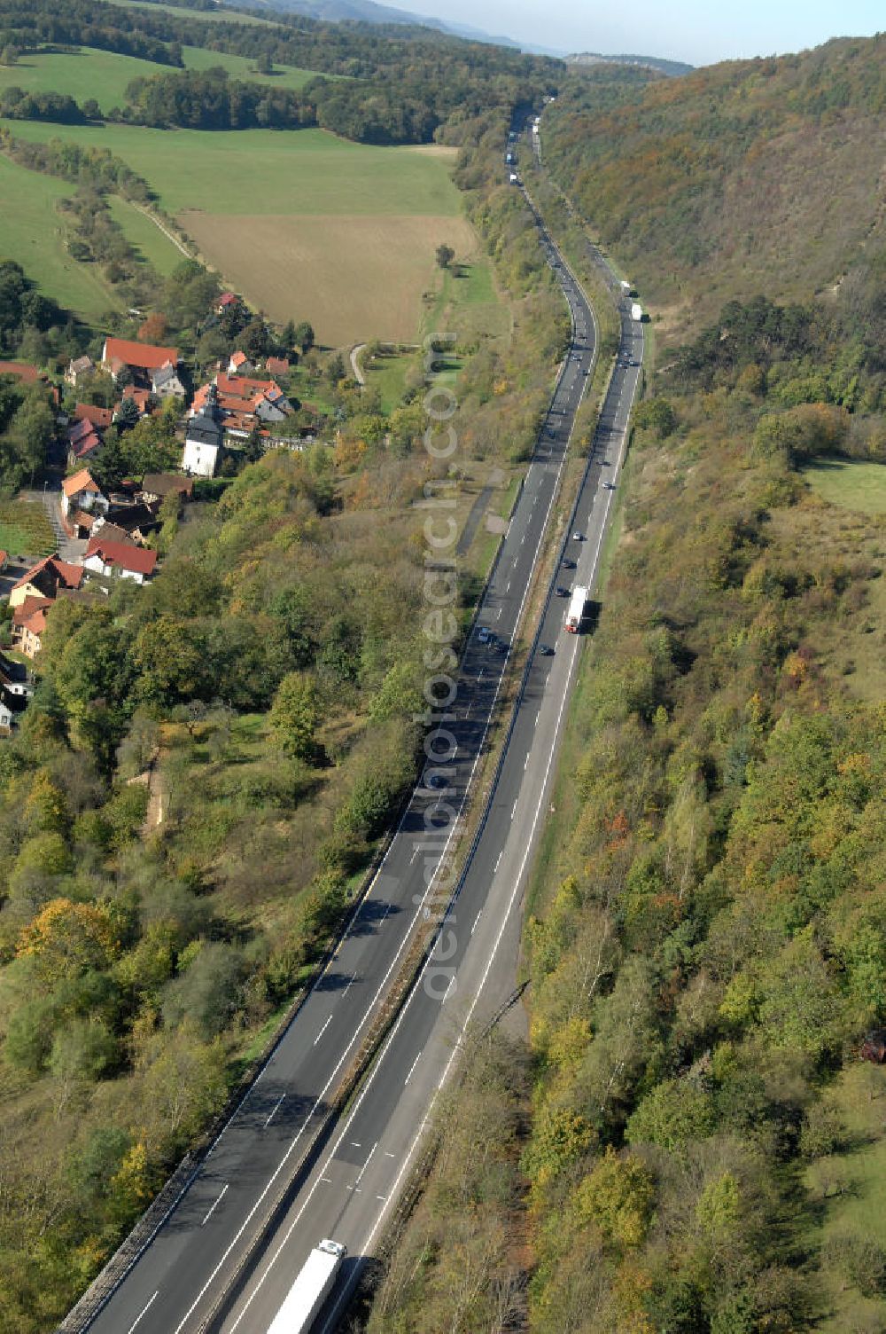 Eisenach from above - Blick auf den bisherigen Verlauf der Autobahn / A 4 bei Eisenach über die Hörselberge. Dieser Trassen-Abschnitt soll nach der Inbetriebnahme der neu gebauten A4-Umfahrung ab Januar nächsten Jahres zurück gebaut und teilweise renaturiert werden. Durchgeführt werden die im Zuge dieses Projektes notwendigen Arbeiten unter an derem von den Mitarbeitern der Niederlassung Weimar der EUROVIA Verkehrsbau Union sowie der Niederlassungen Abbruch und Erdbau, Betonstraßenbau, Ingenieurbau und TECO Schallschutz der EUROVIA Beton sowie der DEGES.