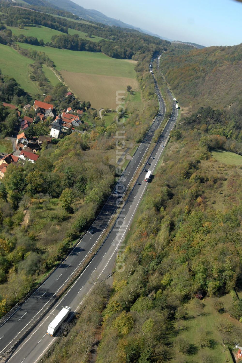 Eisenach from the bird's eye view: Blick auf den bisherigen Verlauf der Autobahn / A 4 bei Eisenach über die Hörselberge. Dieser Trassen-Abschnitt soll nach der Inbetriebnahme der neu gebauten A4-Umfahrung ab Januar nächsten Jahres zurück gebaut und teilweise renaturiert werden. Durchgeführt werden die im Zuge dieses Projektes notwendigen Arbeiten unter an derem von den Mitarbeitern der Niederlassung Weimar der EUROVIA Verkehrsbau Union sowie der Niederlassungen Abbruch und Erdbau, Betonstraßenbau, Ingenieurbau und TECO Schallschutz der EUROVIA Beton sowie der DEGES.