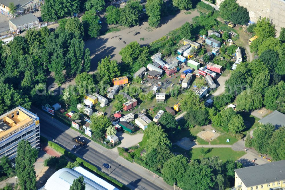 Aerial photograph Berlin - Wagon camp - caravan and tent - campsite - and tent site of the alternative sceneon the former RAW site on street Revaler Strasse in Berlin, Germany