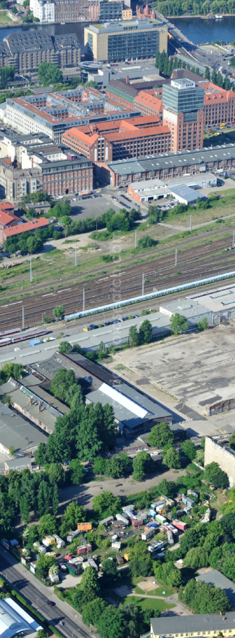 Aerial image Berlin - Wagon camp - caravan and tent - campsite - and tent site of the alternative sceneon the former RAW site on street Revaler Strasse in Berlin, Germany