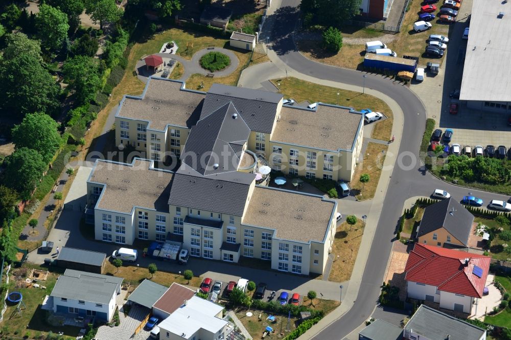 Magdeburg from the bird's eye view: Retirement home and care home for the elderly of H&R Senioren Heimbetriebsgesellschaft mbH Seniorenheim Luebecker Strasse in Magdeburg in the state Saxony-Anhalt. The care facility is located on Heinrich-Mundlos-Ring