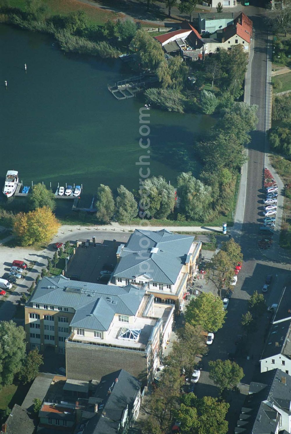 Aerial image Werder ( Brandenburg ) - Das »Alte Brauhaus Werder« wurde 1887 erbaut und steht unter Denkmalschutz. 1995 wurde es aufgestockt und um einen Anbau erweitert. Beide Bauteile bilden ein Ensemble, das sich an der Hauptgeschäftsstraße befindet und in der Innenstadt von Werder einen architektonischen Schwerpunkt bildet. HVB Immobilien AG Der Standort unmittelbar am Ufer der Havel und kurz vor der Brücke in die historische Altstadt gehört zu den exponierten Lagen vor Ort.