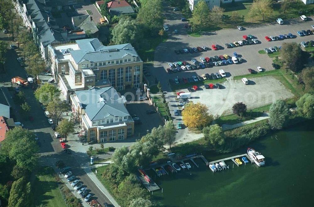 Aerial photograph Werder ( Brandenburg ) - Das »Alte Brauhaus Werder« wurde 1887 erbaut und steht unter Denkmalschutz. 1995 wurde es aufgestockt und um einen Anbau erweitert. Beide Bauteile bilden ein Ensemble, das sich an der Hauptgeschäftsstraße befindet und in der Innenstadt von Werder einen architektonischen Schwerpunkt bildet. HVB Immobilien AG Der Standort unmittelbar am Ufer der Havel und kurz vor der Brücke in die historische Altstadt gehört zu den exponierten Lagen vor Ort.