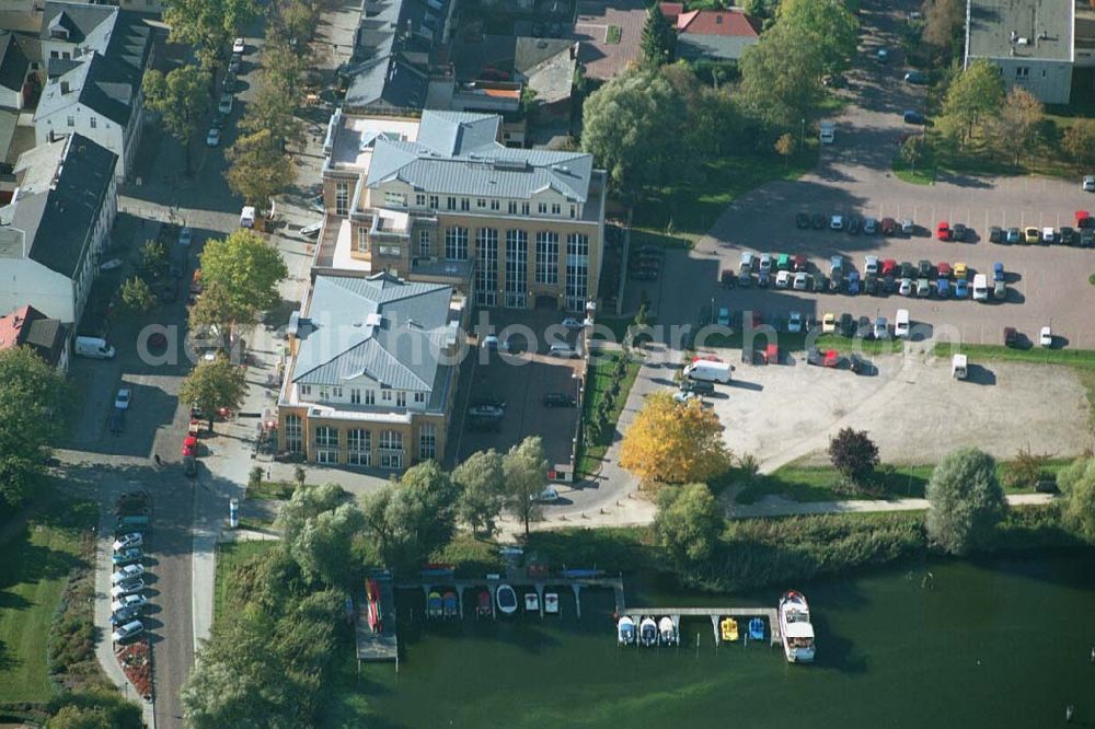 Werder ( Brandenburg ) from above - Das »Alte Brauhaus Werder« wurde 1887 erbaut und steht unter Denkmalschutz. 1995 wurde es aufgestockt und um einen Anbau erweitert. Beide Bauteile bilden ein Ensemble, das sich an der Hauptgeschäftsstraße befindet und in der Innenstadt von Werder einen architektonischen Schwerpunkt bildet. HVB Immobilien AG Der Standort unmittelbar am Ufer der Havel und kurz vor der Brücke in die historische Altstadt gehört zu den exponierten Lagen vor Ort.