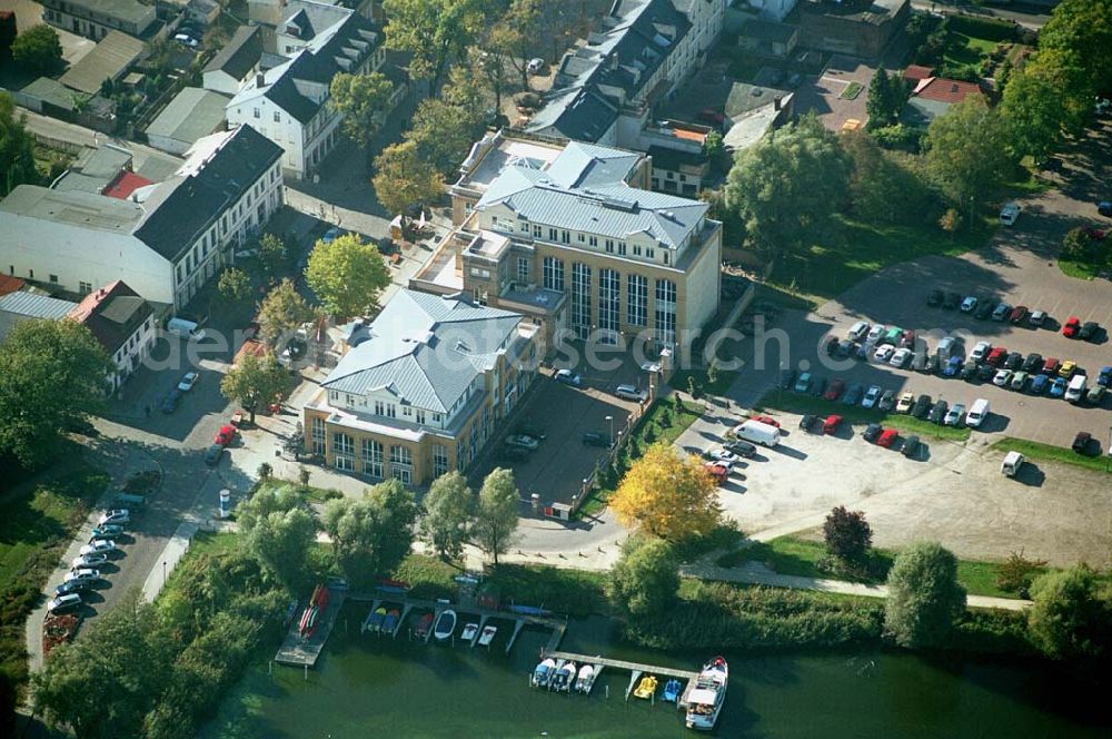 Werder ( Brandenburg ) from the bird's eye view: Das »Alte Brauhaus Werder« wurde 1887 erbaut und steht unter Denkmalschutz. 1995 wurde es aufgestockt und um einen Anbau erweitert. Beide Bauteile bilden ein Ensemble, das sich an der Hauptgeschäftsstraße befindet und in der Innenstadt von Werder einen architektonischen Schwerpunkt bildet. HVB Immobilien AG Der Standort unmittelbar am Ufer der Havel und kurz vor der Brücke in die historische Altstadt gehört zu den exponierten Lagen vor Ort.