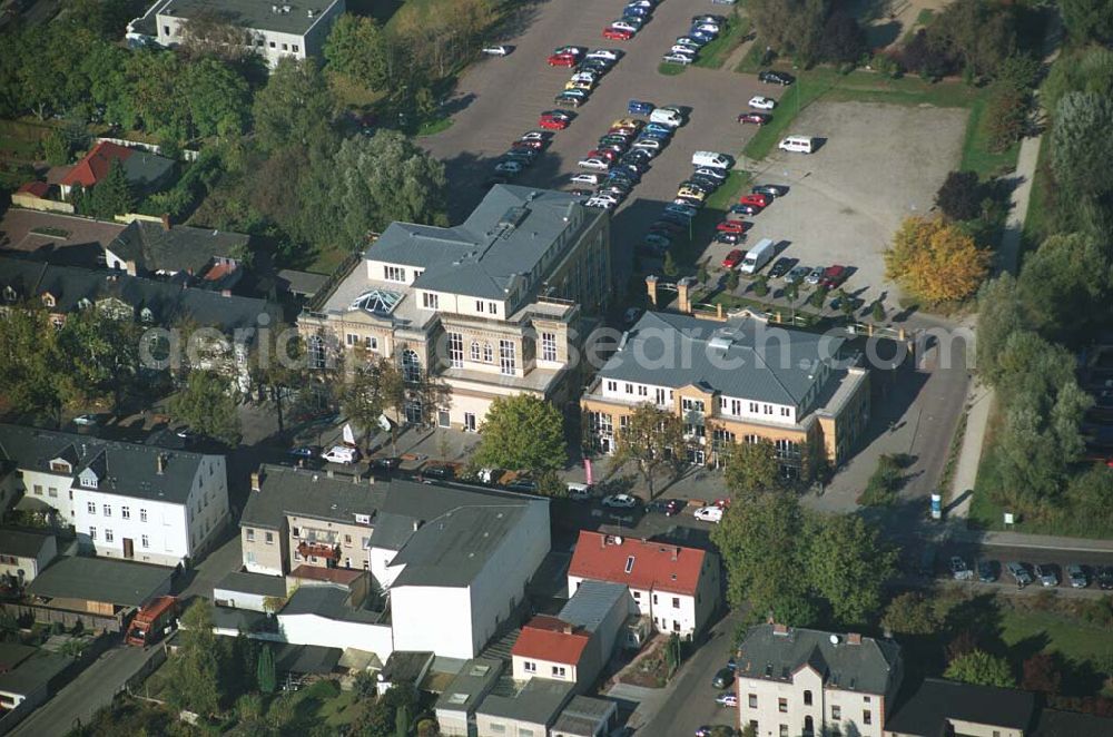 Aerial image Werder ( Brandenburg ) - Das »Alte Brauhaus Werder« wurde 1887 erbaut und steht unter Denkmalschutz. 1995 wurde es aufgestockt und um einen Anbau erweitert. Beide Bauteile bilden ein Ensemble, das sich an der Hauptgeschäftsstraße befindet und in der Innenstadt von Werder einen architektonischen Schwerpunkt bildet. HVB Immobilien AG Der Standort unmittelbar am Ufer der Havel und kurz vor der Brücke in die historische Altstadt gehört zu den exponierten Lagen vor Ort.